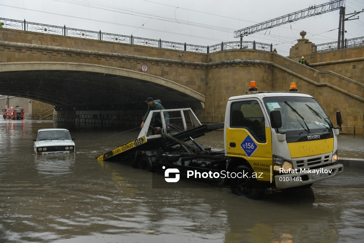 Bakıda "Bağırov" körpüsünü su basdı - FOTOLAR