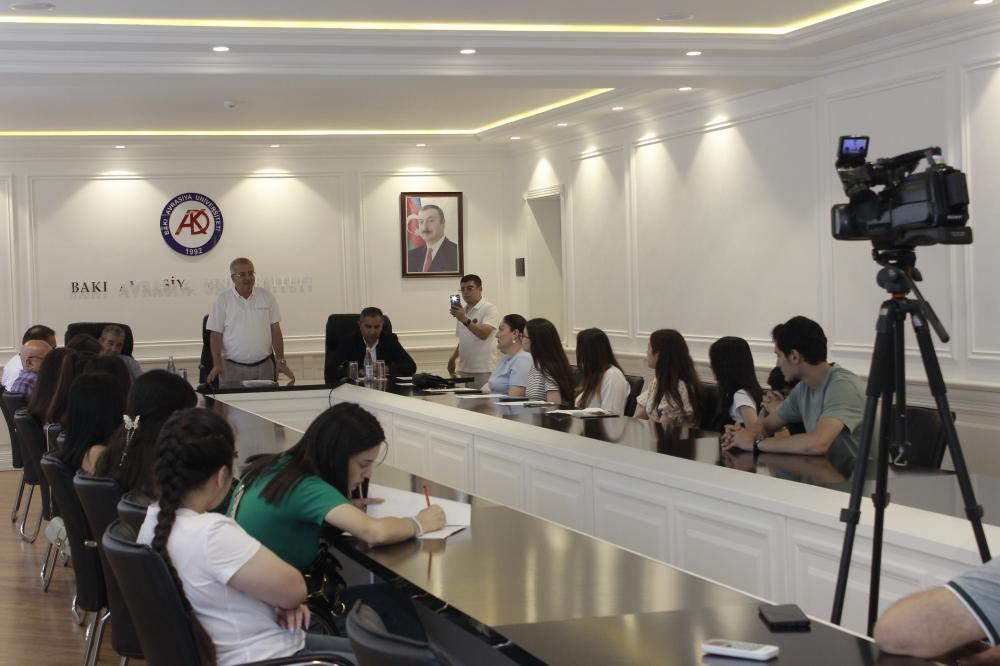 QHT “Azərbaycan dili və mədəniyyəti: milli və bəşəri dəyərlər” mövzusunda ictimai müzakirə keçirib - FOTOLAR