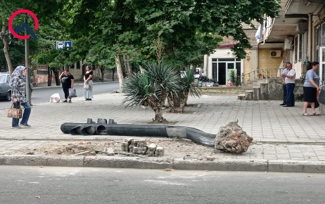 Gəncədə avtomobil işıqforu yerindən çıxardı