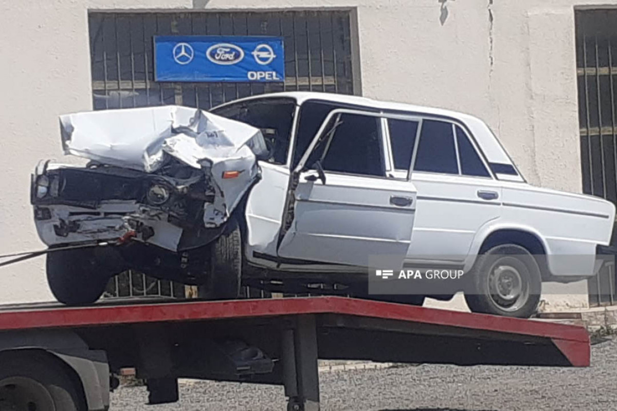 Mikroavtobus minik maşını ilə toqquşub