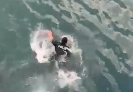 Polis özünü dənizə ataraq qadını xilas edib - VİDEO - YENİLƏNİB