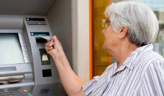 Pensiya gecikir, banklar cərimə yazır