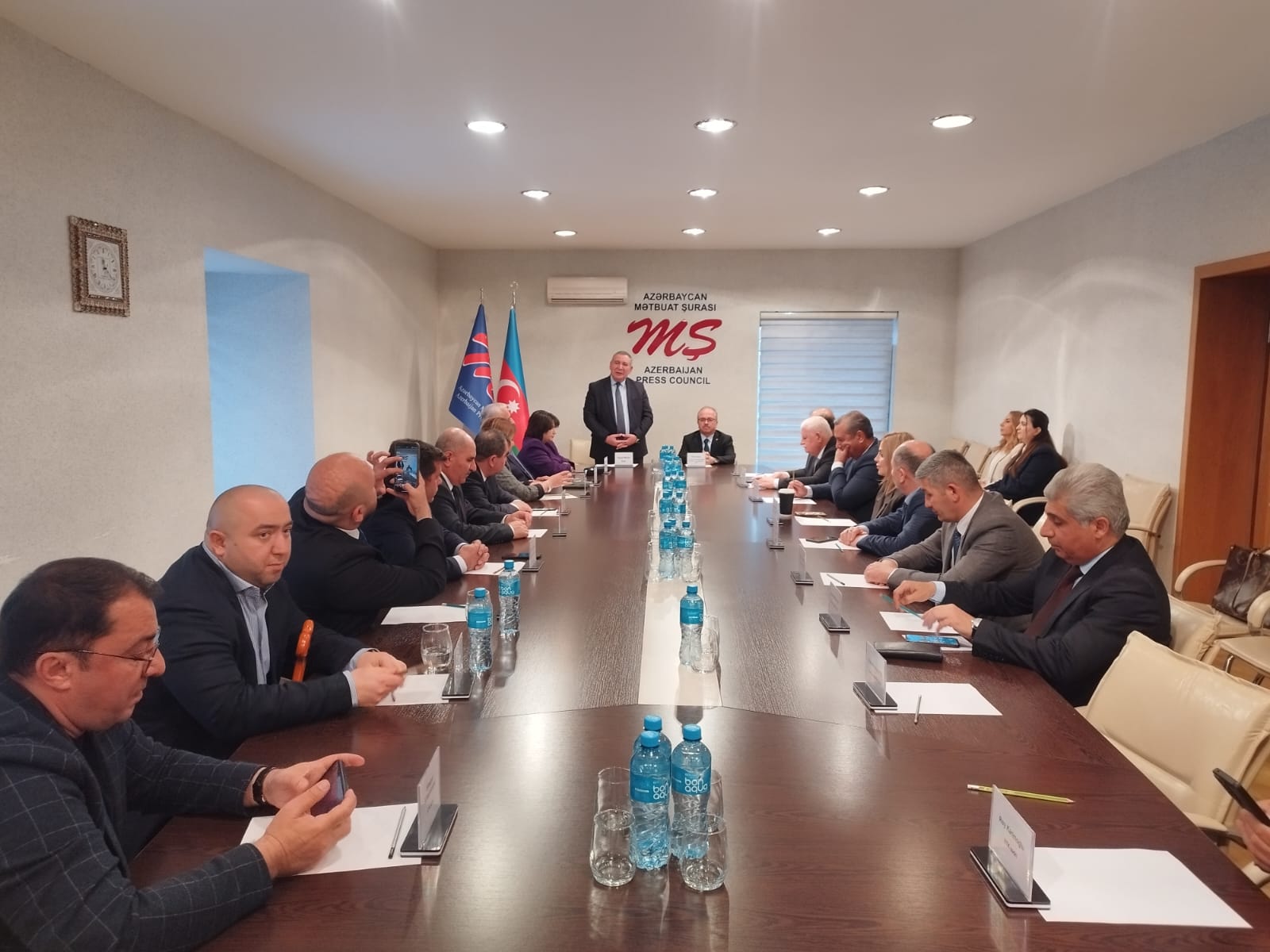 Türkiyə səfiri tarix və coğrafiya dərsliklərini oxuyur