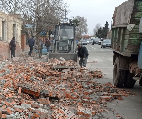 Külək hasarı maşının üzərinə aşırdı: Sürücü öldü