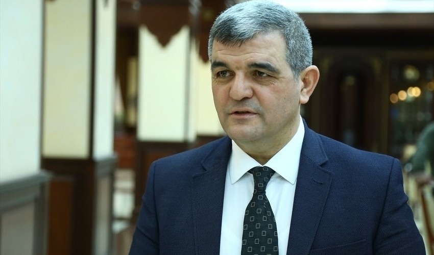 Deputat tədbiri başlamamış tərk edib: "Mən boş yeri doldurmaq üçün..."