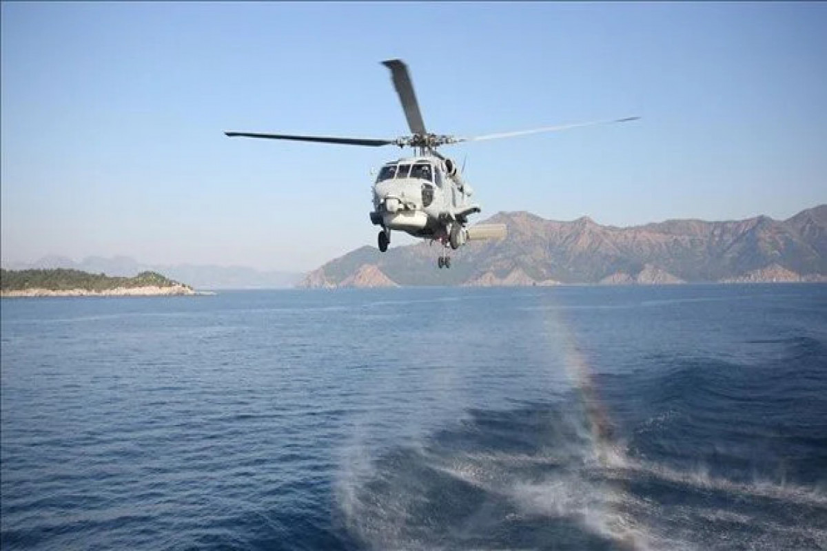 Hərbi helikopter təlim zamanı dənizə məcburi eniş etdi