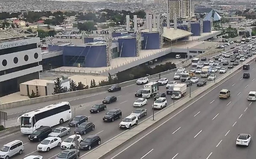 Bakının bir sıra yollarında nəqliyyatın sıxlığı müşahidə olunur