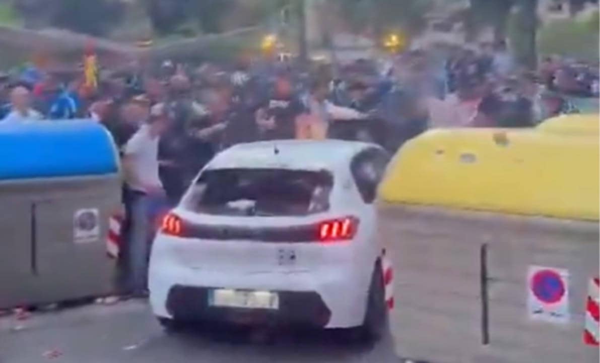 Sürücü maşını fanatların üstünə sürdü: Hadisə belə baş verib...