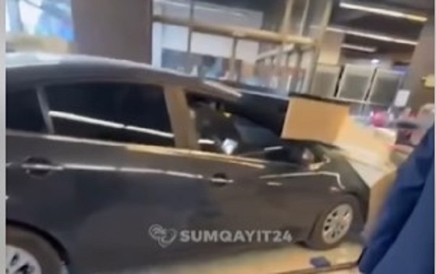 Qaz pedalı ilə əyləci səhv saldı: Maşını “Araz”a girdi - VİDEO