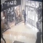 “Aygün Mall”dan 135 manatlıq gödəkçəni oğurlamışdı, tutuldu - VİDEO