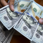 Azərbaycanda dollar almaq çətinləşir