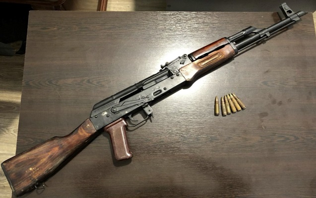 Bakıda maşından və evin qarşısından avtomat tapıldı