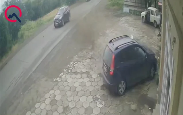 Avtomobil hasara çırpıldı: Sürücü yaralandı - VİDEO