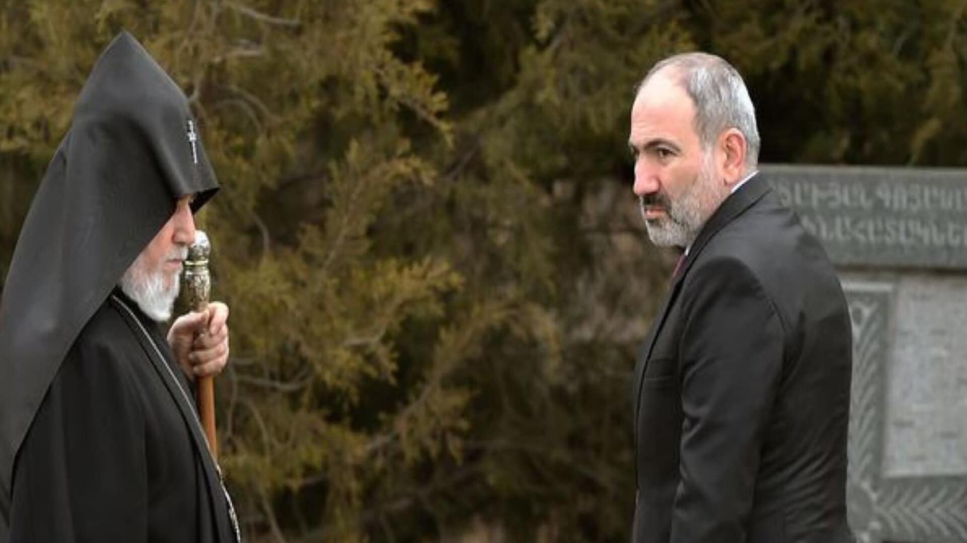 İrəvanda açıq savaş:Kim kimi devirəcək?