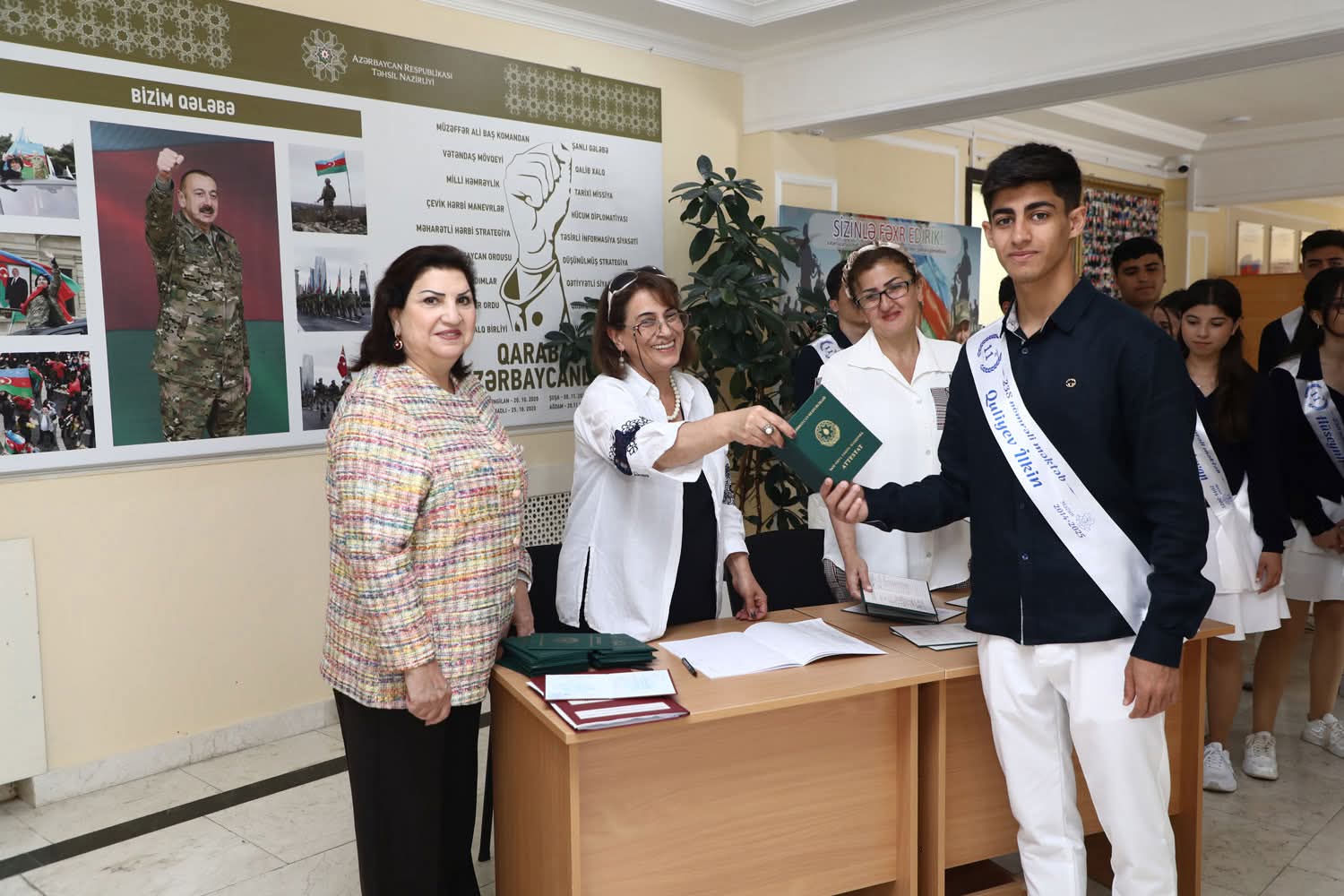 Bakıda 33,5 mindən çox şagirdə attestatlar verilir