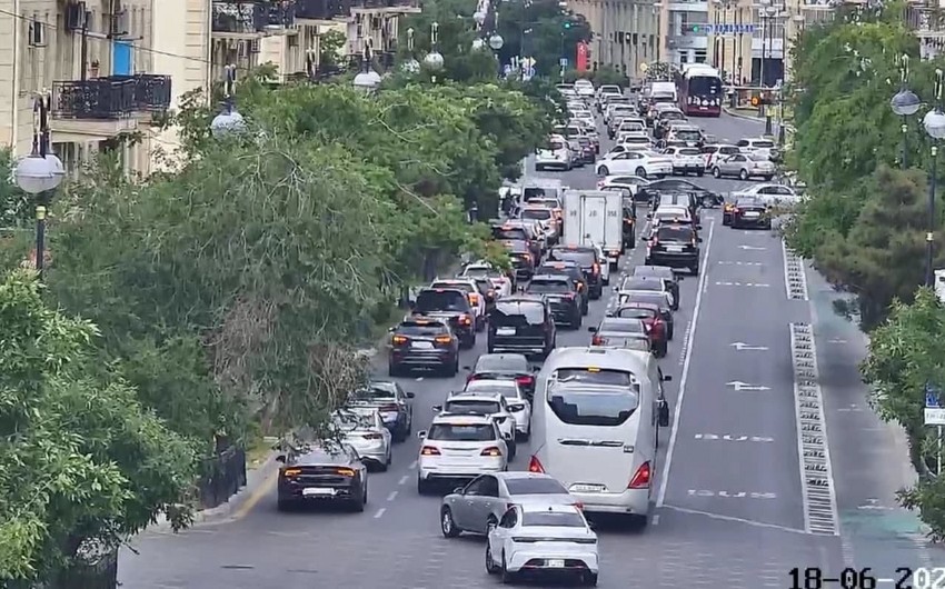 Bakının bir sıra yollarında tıxac yaranıb – SİYAHI