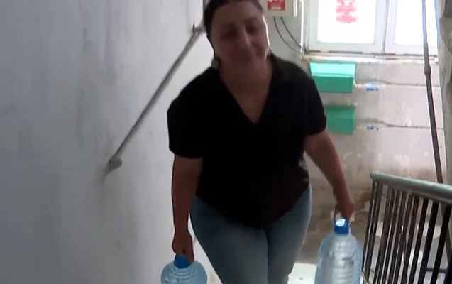 “Hamı vedrə əlində küçələrdədir...” - VİDEO