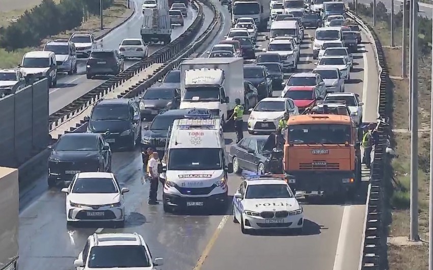 Bakıda avtomobil “KamAz”a çırpılıb