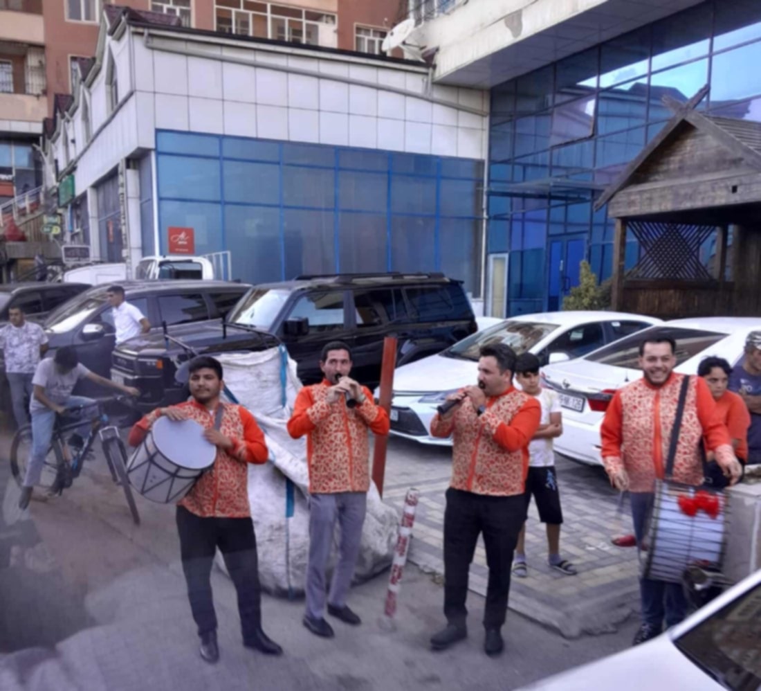 Bakıda gəlin maşını yolu kəsdi- FOTOLAR