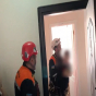 3 və 11 yaşlı uşaqlar bağlı qapı arxasında qaldı - VİDEO