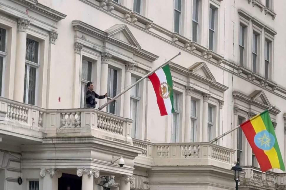 Londonda etirazçılar İran səfirliyinin binasında bayrağı dəyişiblər
