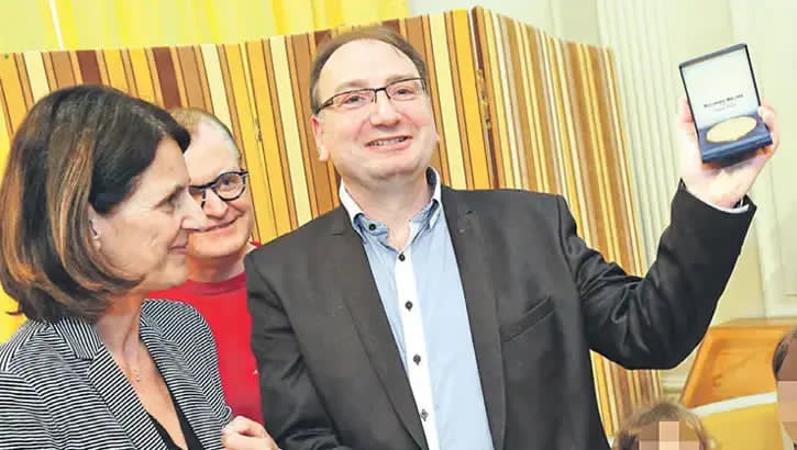 Özünə medal verən professor