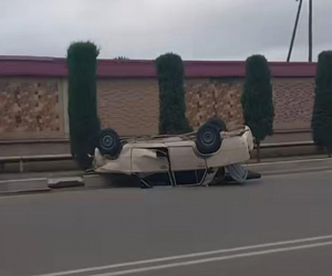 Ağcabədidə iki avtomobil toqquşdu: 3 yaşlı uşaq da xəsarət aldı