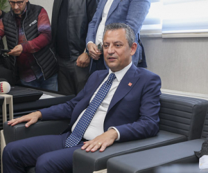Özgür Özel Diyarbəkirdə: Görüşlərə Dəmirtaşın salamı ilə başladı