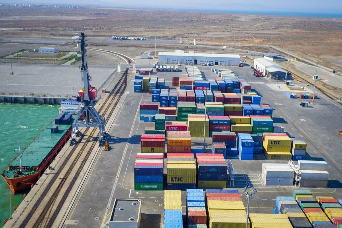 Ötən ay Bakı Limanında 812 min tondan çox yük aşırılıb