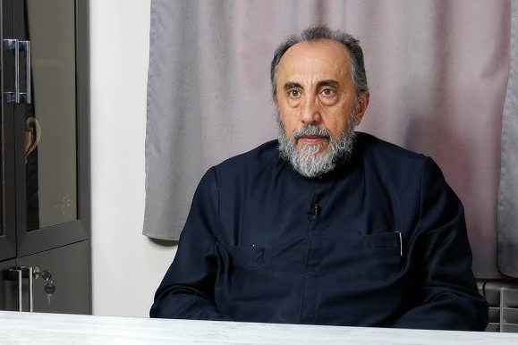 Arxiyepiskop səsverməyə iki polislə GEDİB
