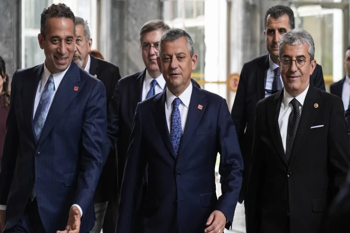 Özgür Özel və komandası CHP məclisindən istefa verib