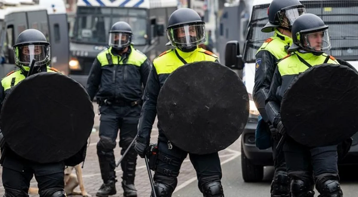 Niderlandda polis iğtişaşların 7 iştirakçısını saxlayıb