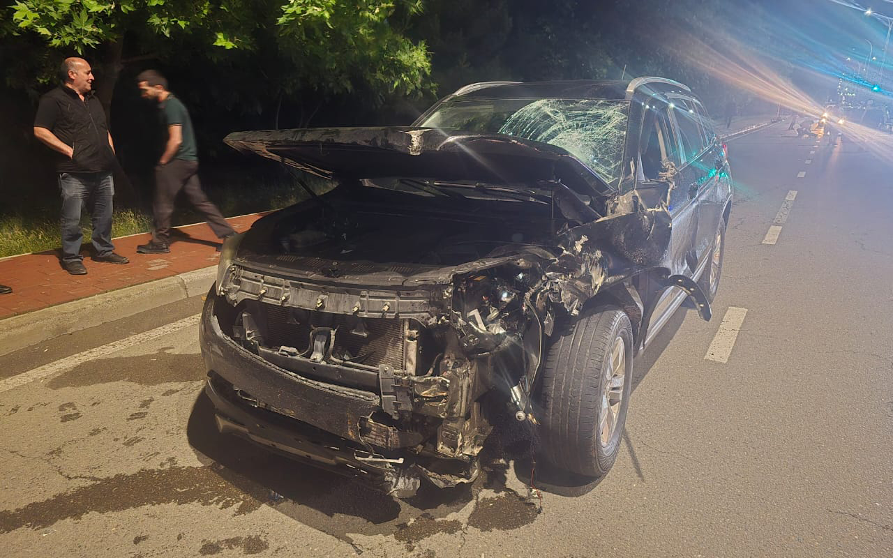 Maşınlar toqquşub skuterə çırpıldı: Yaralı var - FOTOLAR