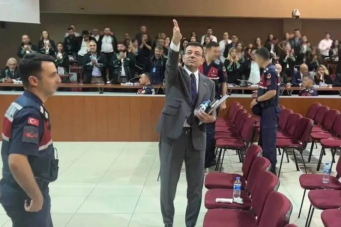 Ofisi də bağlandı: İmamoğlu artıq CHP-nin prezidentliyə namizədi deyil