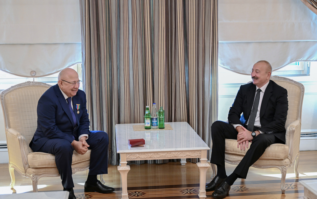 Prezident otağındakı yeganə heykəldən danışdı - FOTOLAR