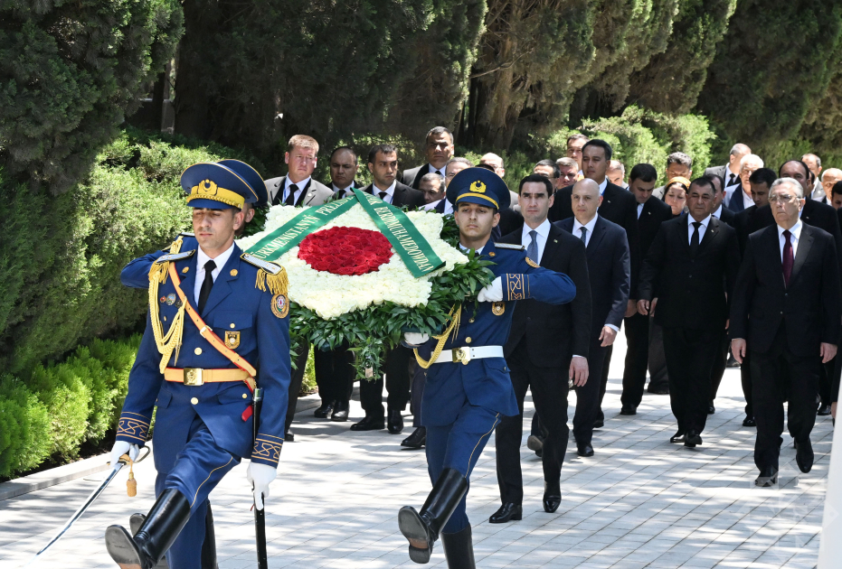 Türkmənistan Prezidenti Heydər Əliyevin məzarını ziyarət etdi - FOTOLAR