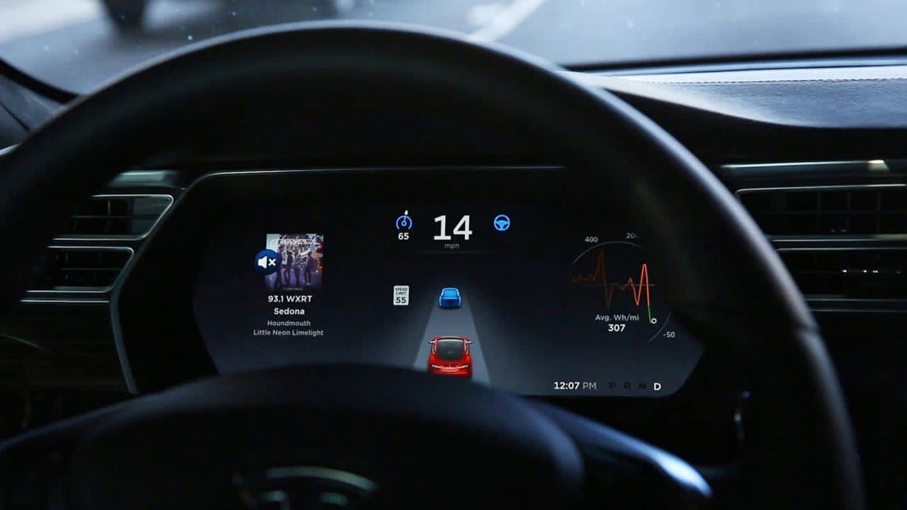 "Tesla"-nın avtopilotu yenə qalmaqalda
