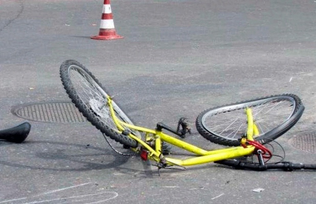 20 yaşlı velosipedçini maşın vurdu - Durumu ağırdır