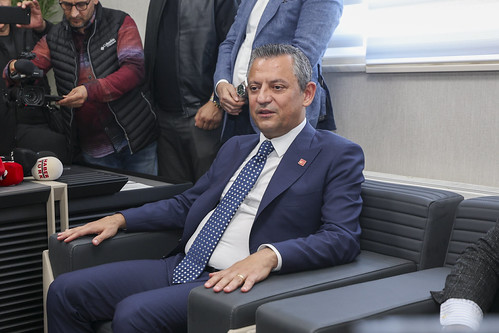 Özgür Özel Diyarbəkirdə: Görüşlərə Dəmirtaşın salamı ilə başladı