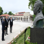 Prezidentlər Şuşada tanınmış şəxsiyyətlərin güllələnmiş büstlərinə baxıblar