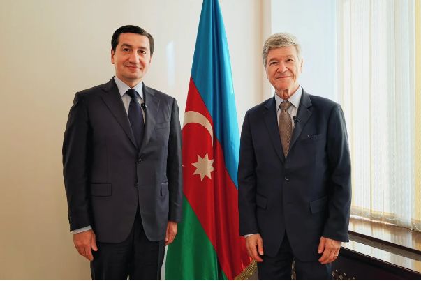 Hikmət Hacıyev Ceffri Saks ilə görüşüb