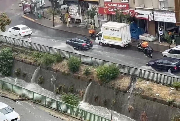 İstanbulda leysan nəqliyyatın hərəkətini iflic edib - FOTOLAR