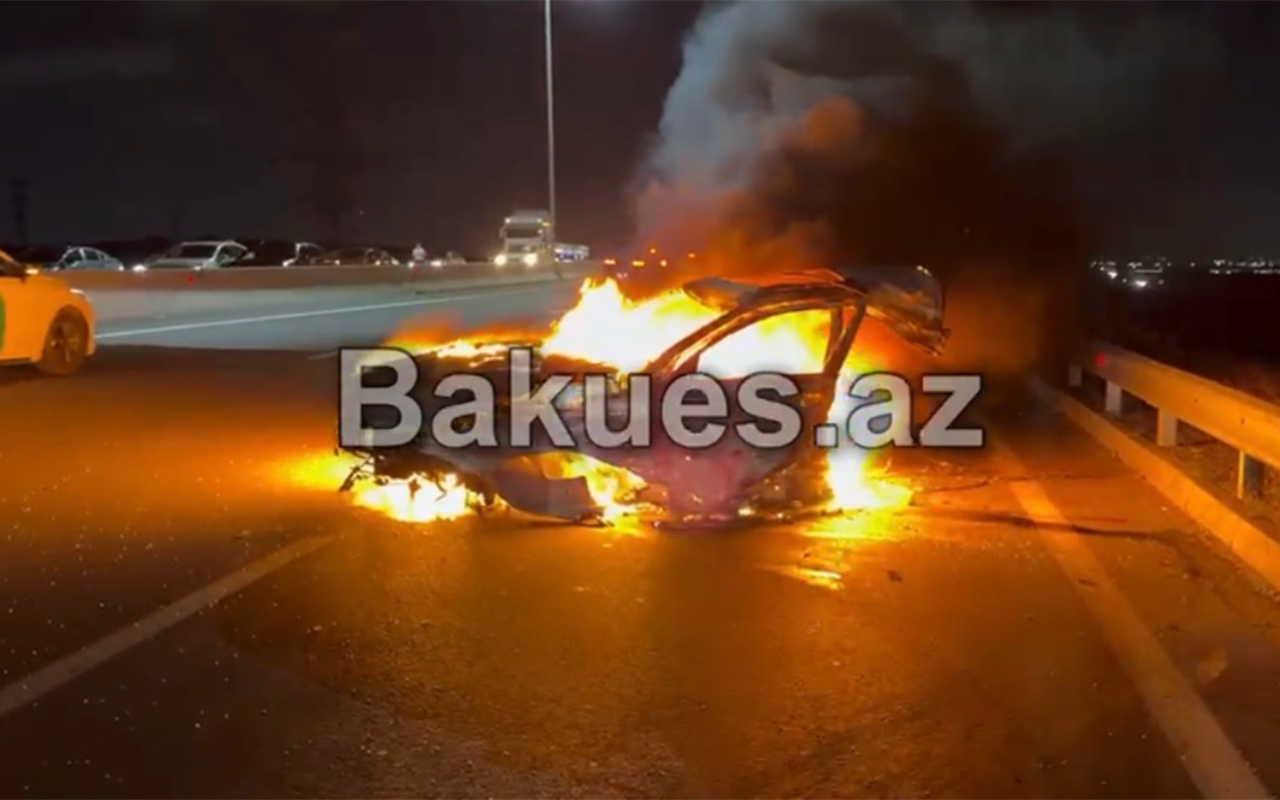 Bakıda avtomobil iki yerə bölündü - Ağır qəza+VİDEO