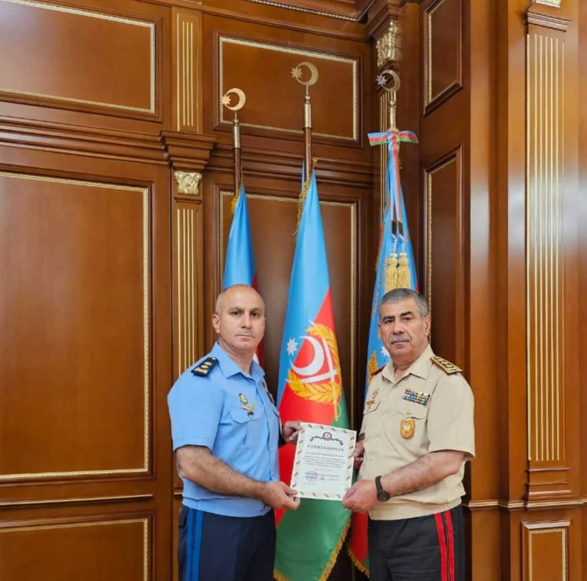 Müdafiə naziri komandanları təltif edib